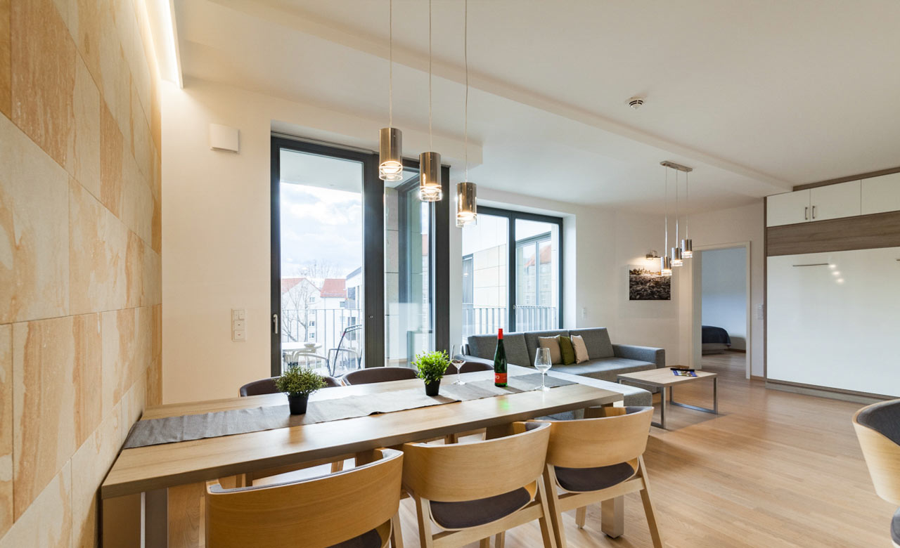 2-zimmer-komfort-wohnzimmer-mit-bett